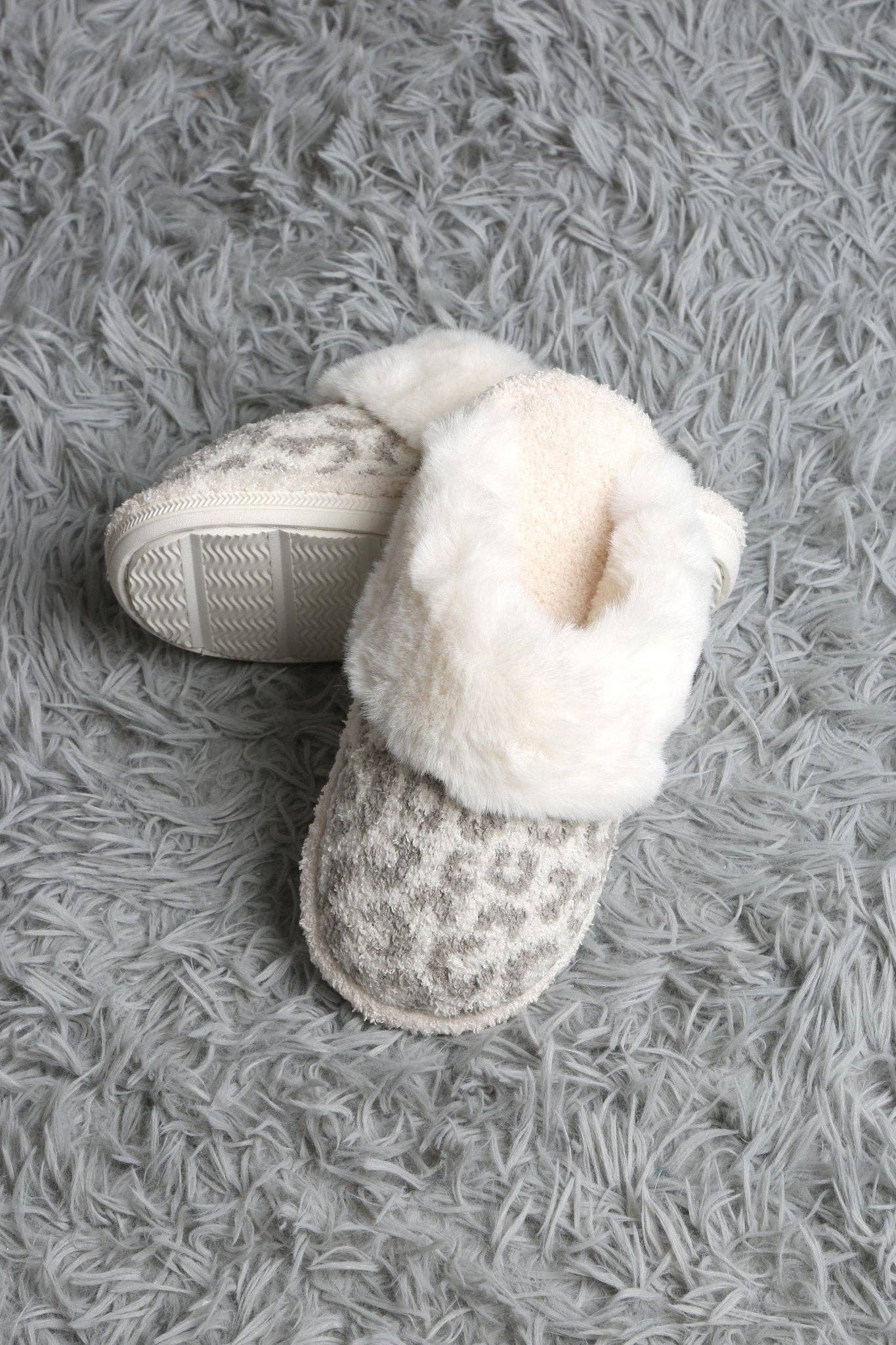 Leopard Faux Fur Slippers in Gray