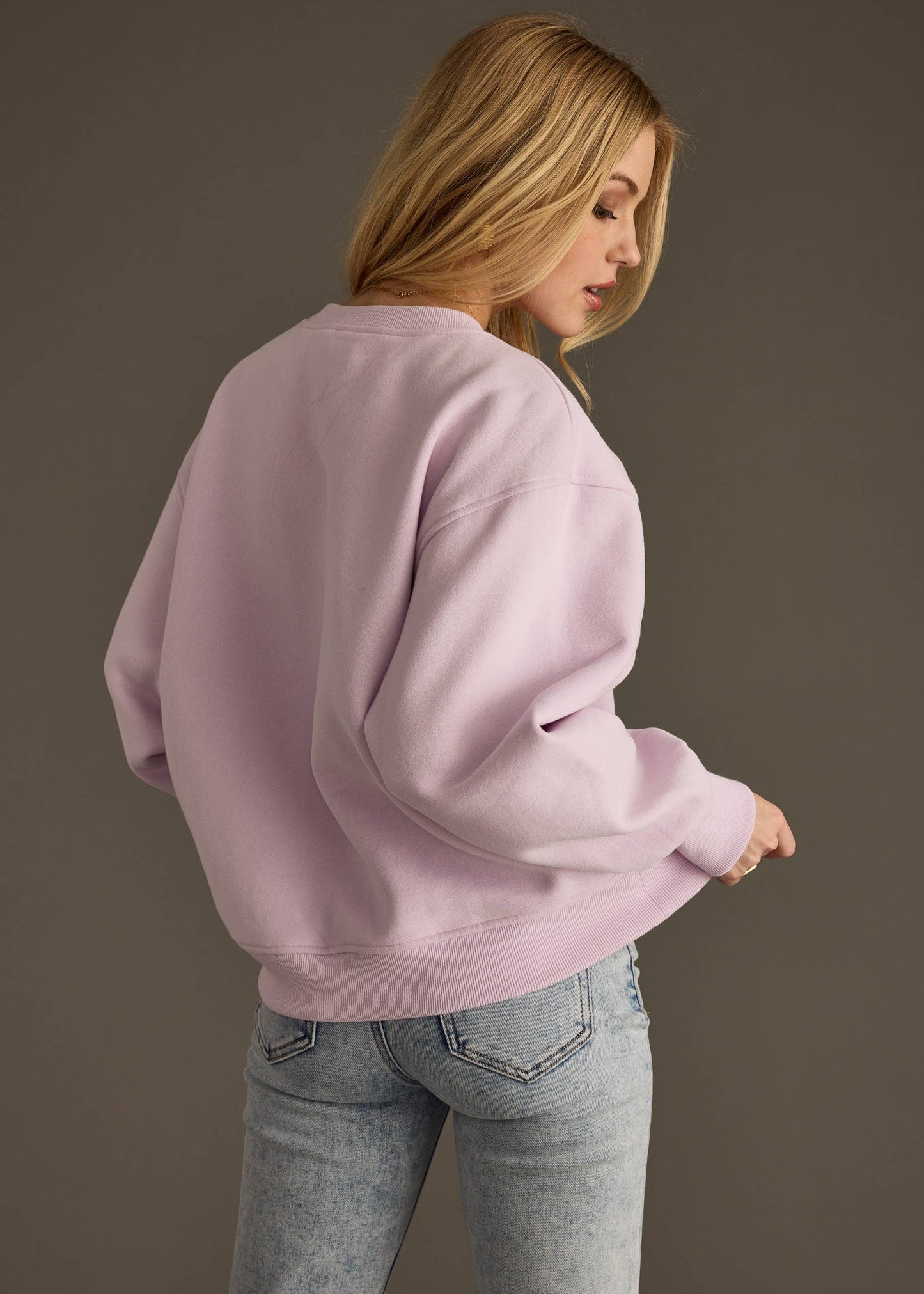 Graphic - Weekend Sweatshirt in Lavender