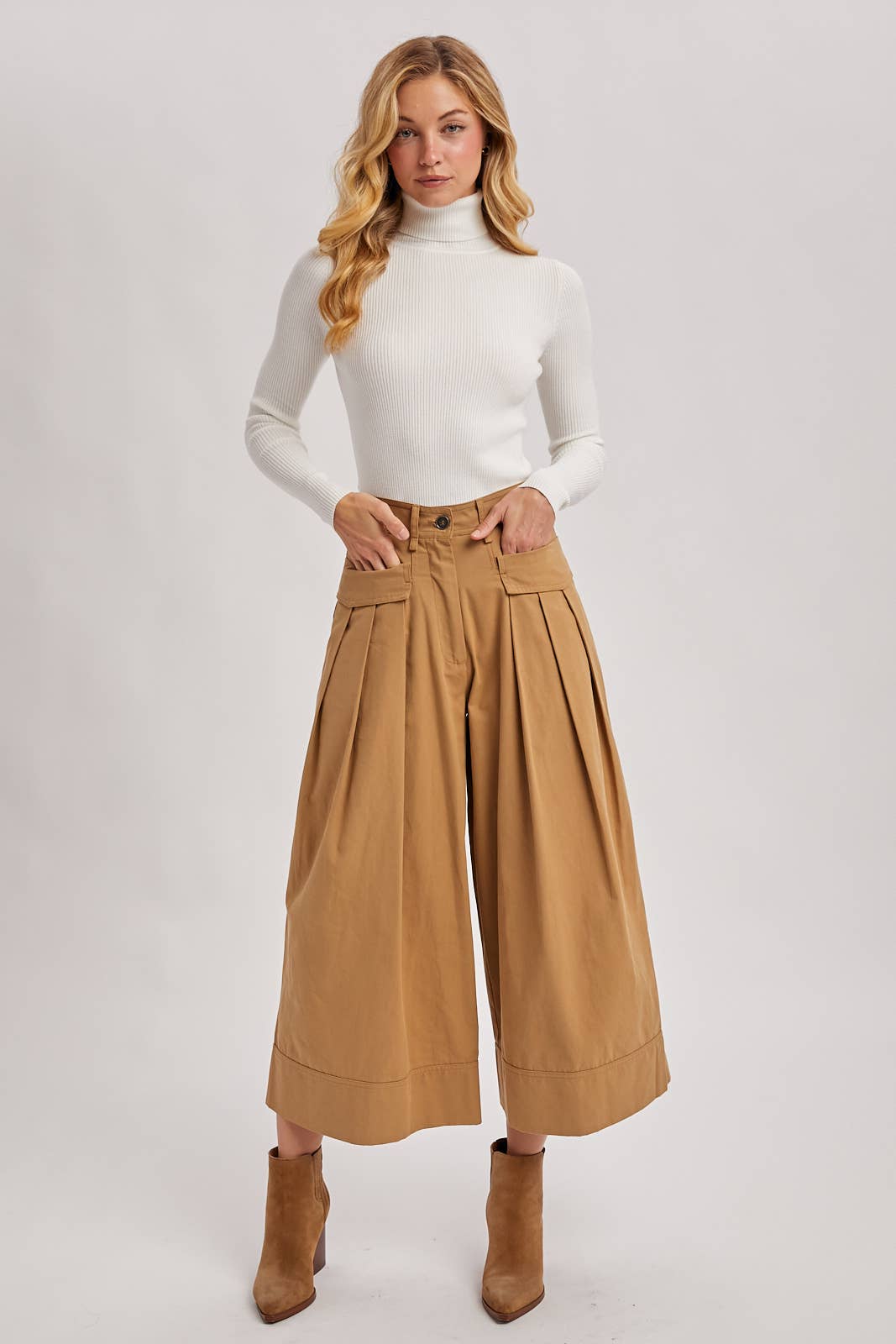 Essential Ribbed Turtleneck Pullover in Cream