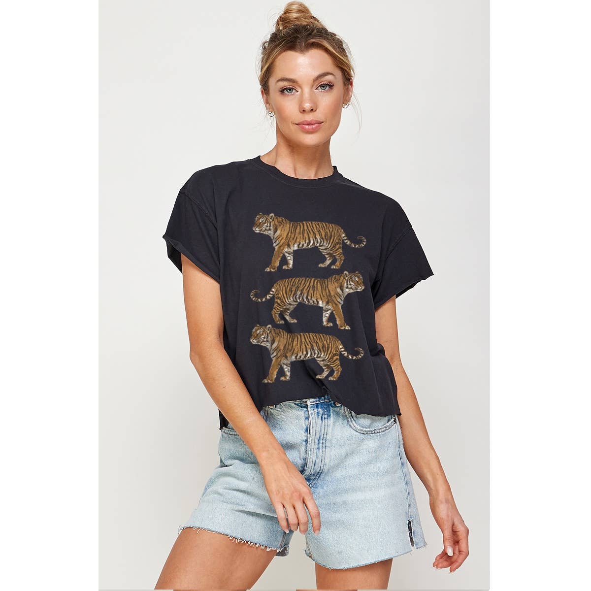 Graphic - Vintage Tiger Long Crop in Black