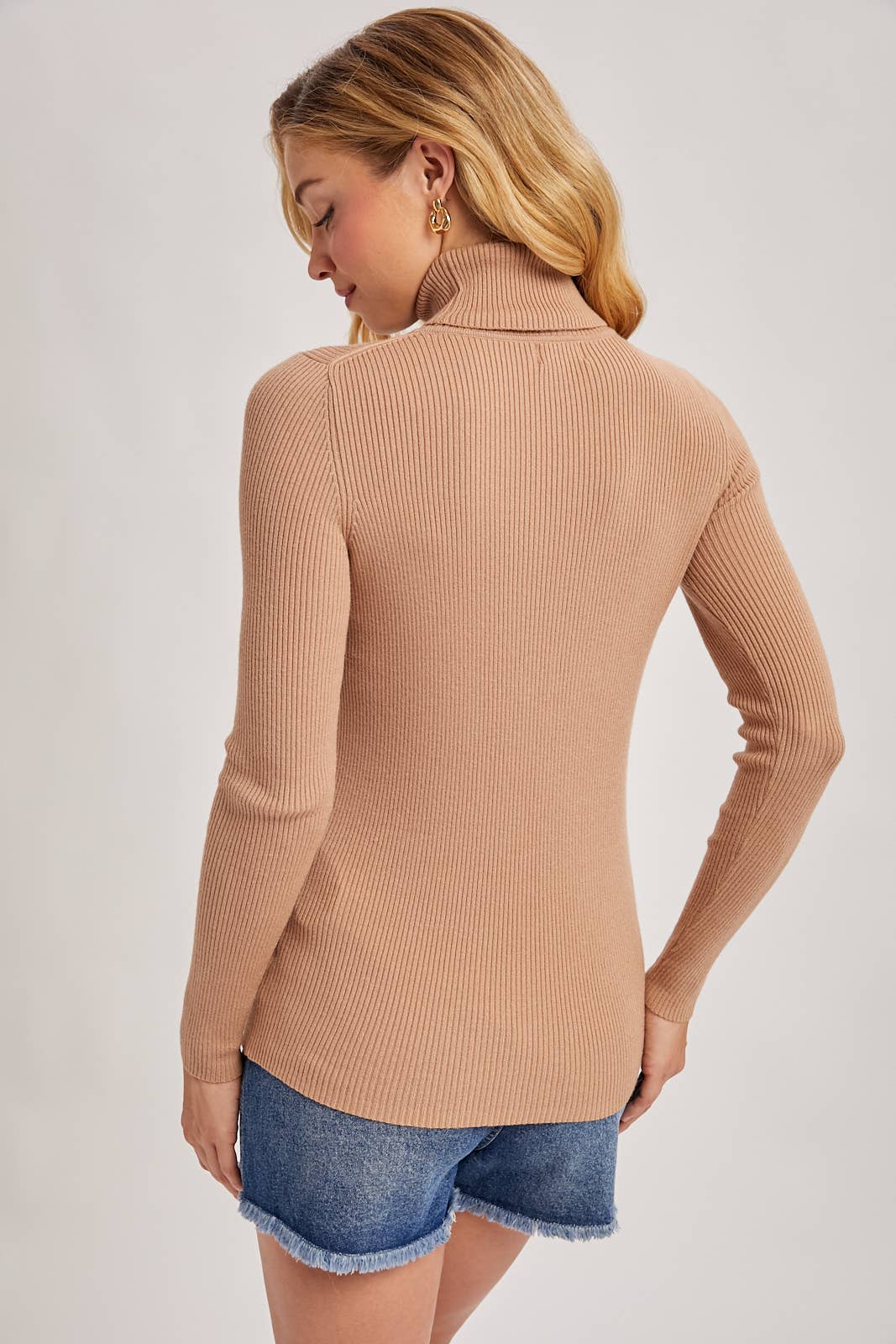 Essential Ribbed Turtleneck Pullover in Latte
